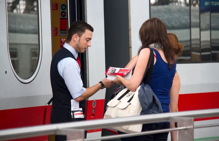 Un controleur de billets de train