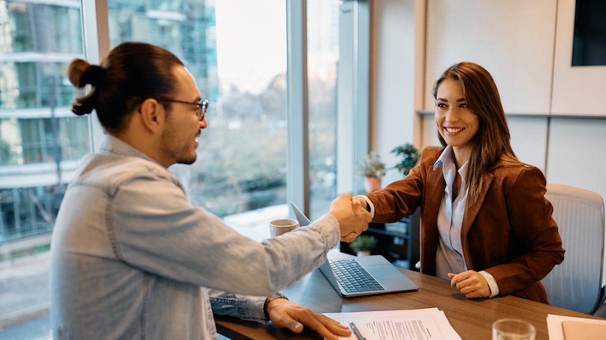 Un candidat et une recruteuse lors d'un entretien d'embauche