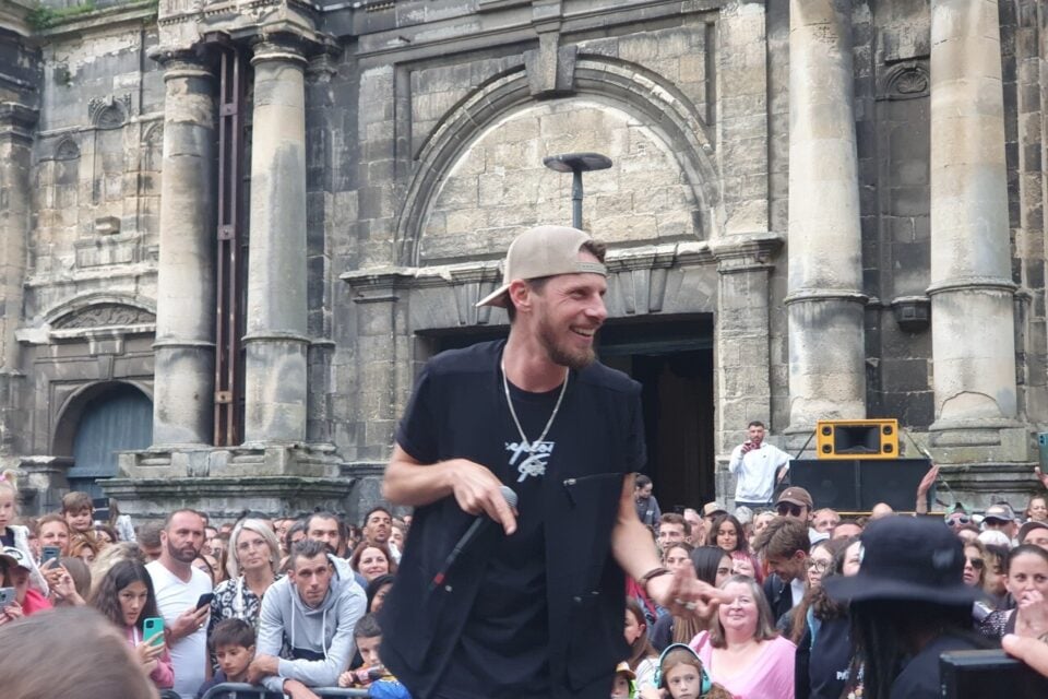 Le chanteur Naâman en concert sur la place Saint-Rémy à Dieppe