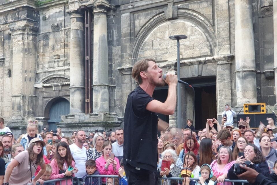 Le chanteur Naâman en concert sur la place Saint-Rémy à Dieppe