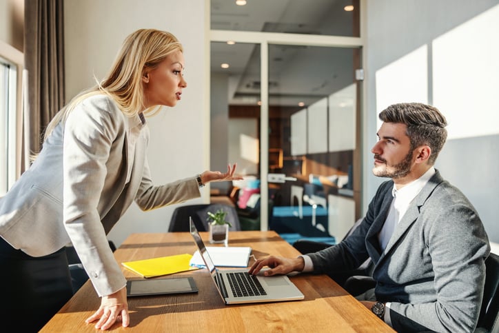 Un conflit entre un homme et une femme dans un bureau