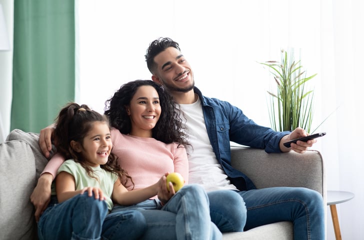 Une famille devant la télévision