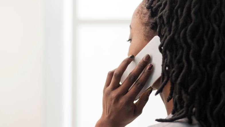 Une femme répond au téléphone 