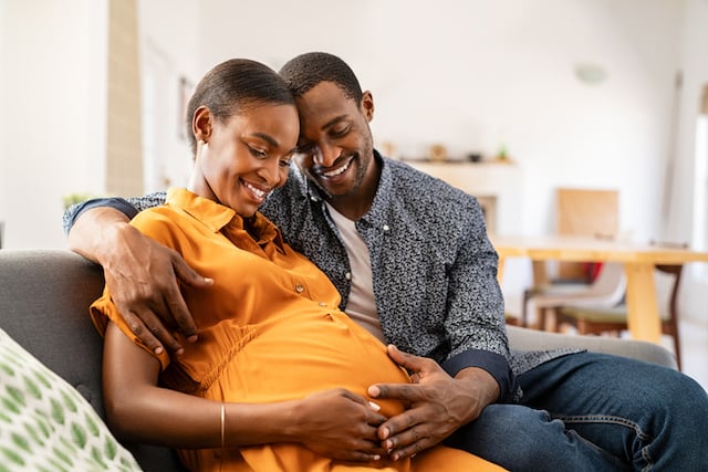 Un couple heureux qui attend un enfant