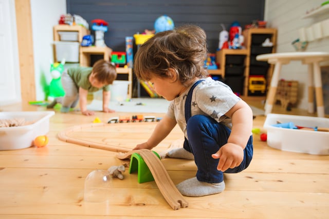 Deux enfants en bas âge en train de jouer 