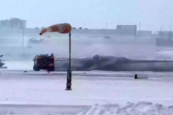 La piste enneigée à l'aéroport Pearson à Toronto