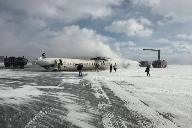 L'avion Delta retourné sur la piste