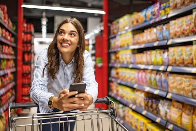 Une jeune femme dans un supermarché 