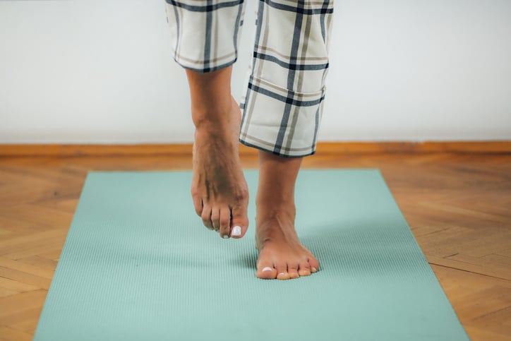 Une personne en équilibre sur un pied 