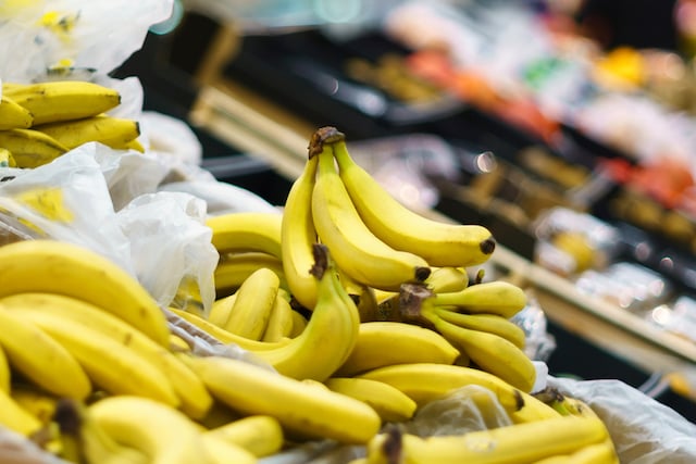 Bananes jaunes dans un supermarché 