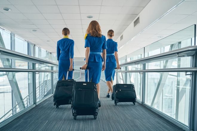 Trois hôtesses de l'air qui marchent