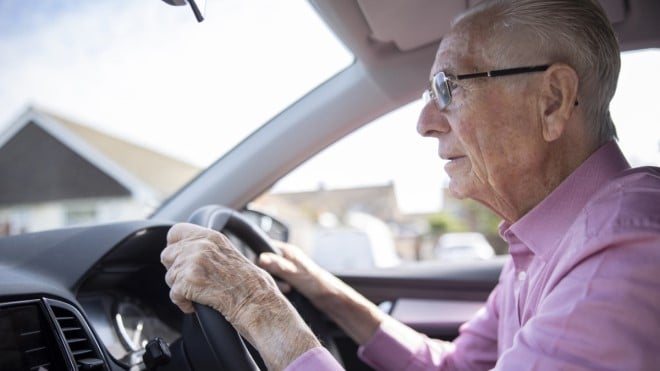 Un homme âgé au volant d'une voiture