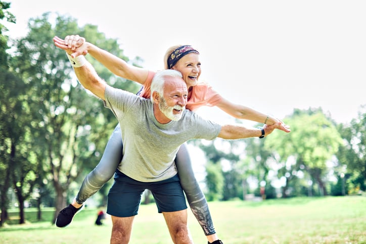 Des grands-parents qui s'amusent dans un parc