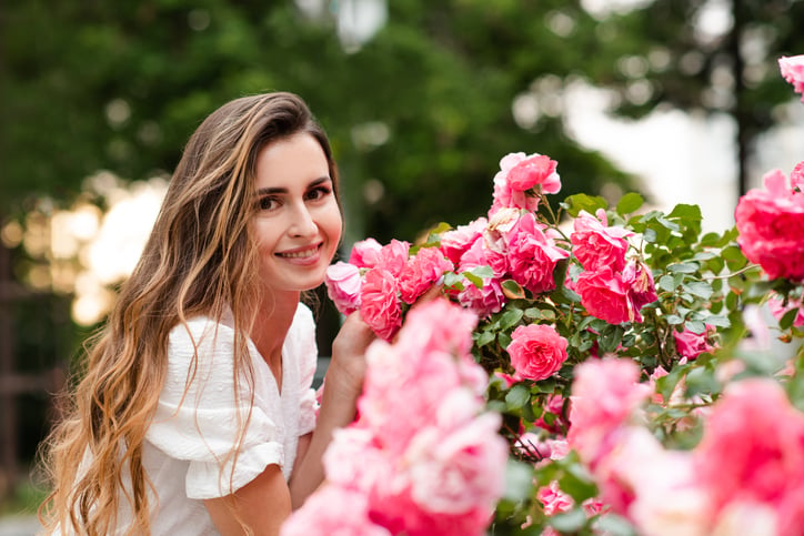 Une femme aime les roses