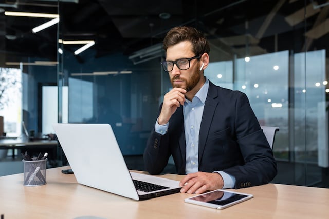 Un homme d'affaires devant son ordinateur 