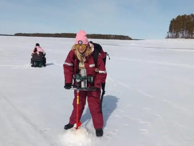 Sue Loraine en train de pratiquer la pêche sur glace