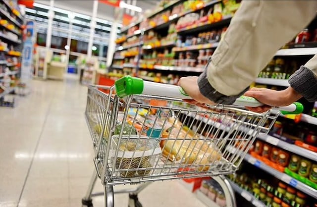 Un homme en train de faire ses courses dans un supermarché