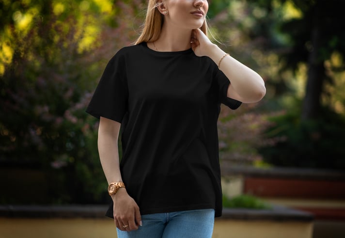 Une femme porte un t-shirt noir