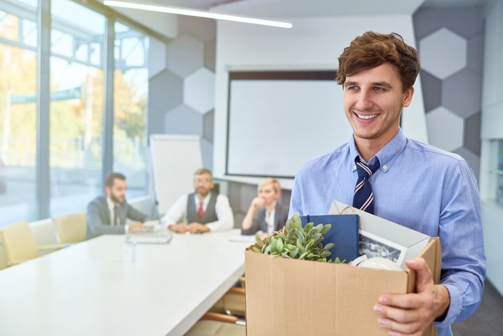 Un jeune homme quitte son travail