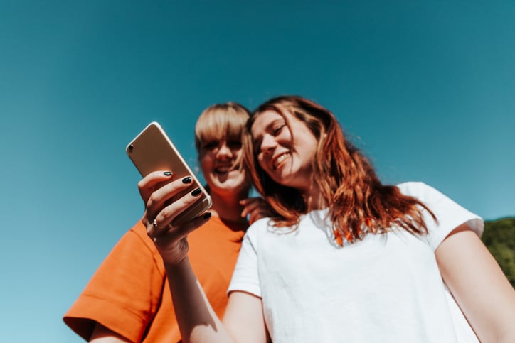 Deux femmes devant un téléphone