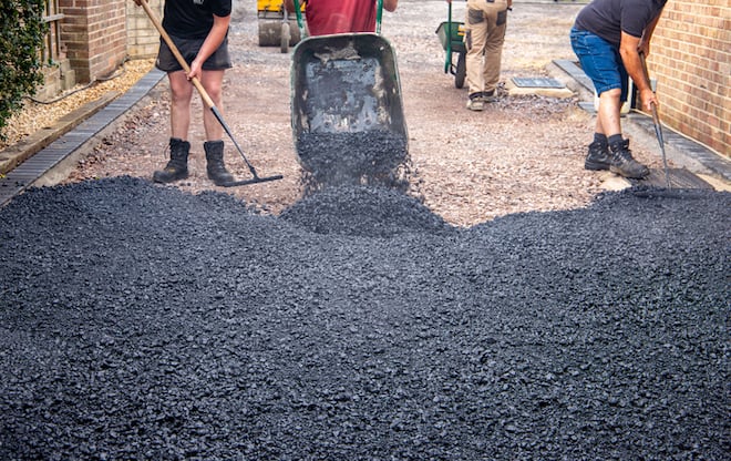 Des ouvriers posent du béton frais