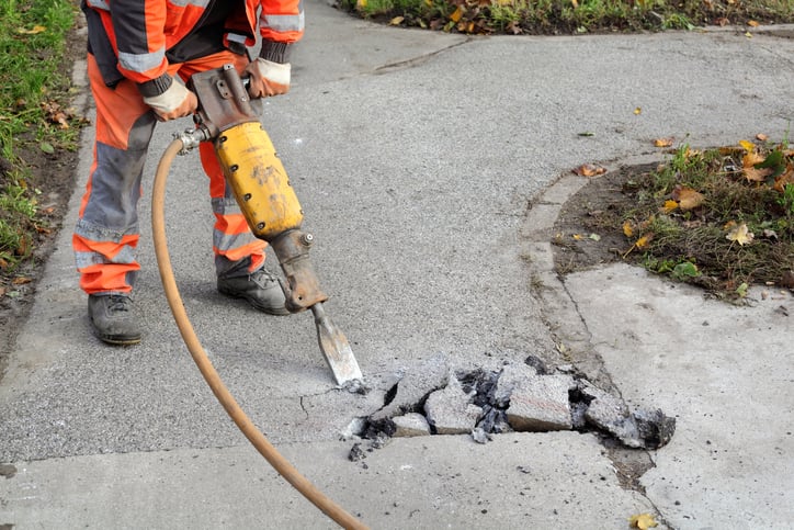 Des ouvriers posent du béton frais