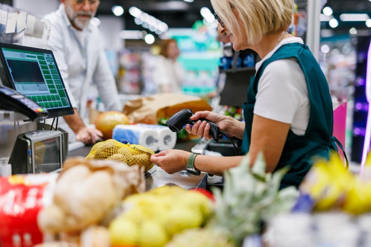 Une caissière de supermarché