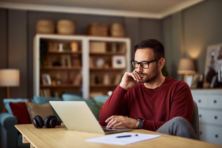 Un homme surfe sur internet