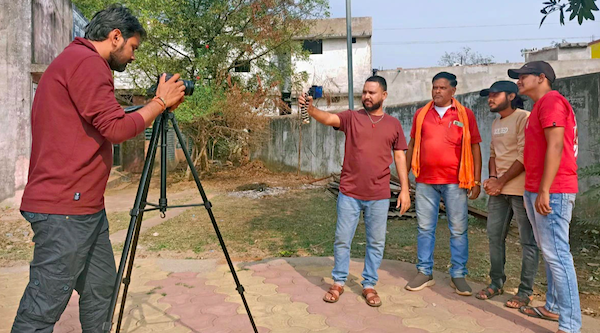 Tournage d'une vidéo YouTube dans un village indien