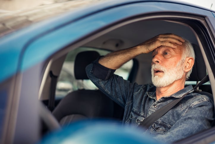 Un homme désemparé au volant de sa voiture