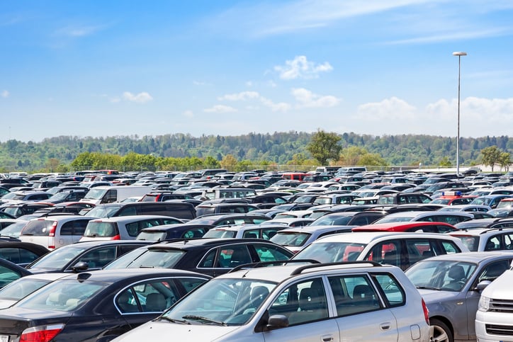 De nombreuses voitures sur un parking