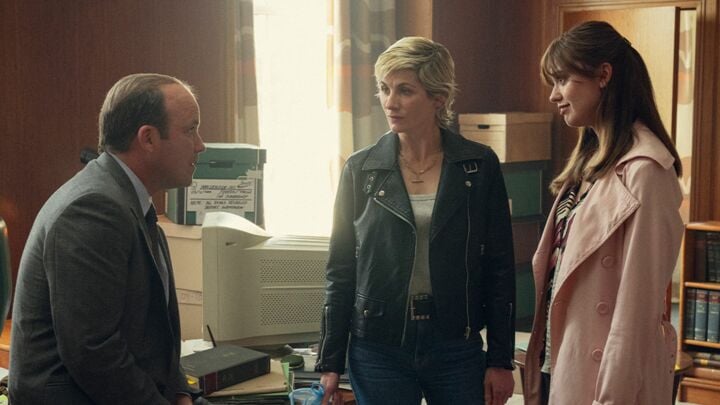 Rory Kinnear, Jodie Whittaker et Aimee Lou Wood dans la série Netflix « Toxic Town »