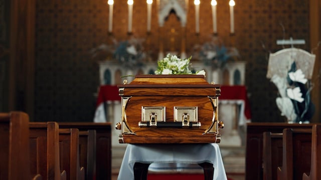 Un cercueil dans une église 