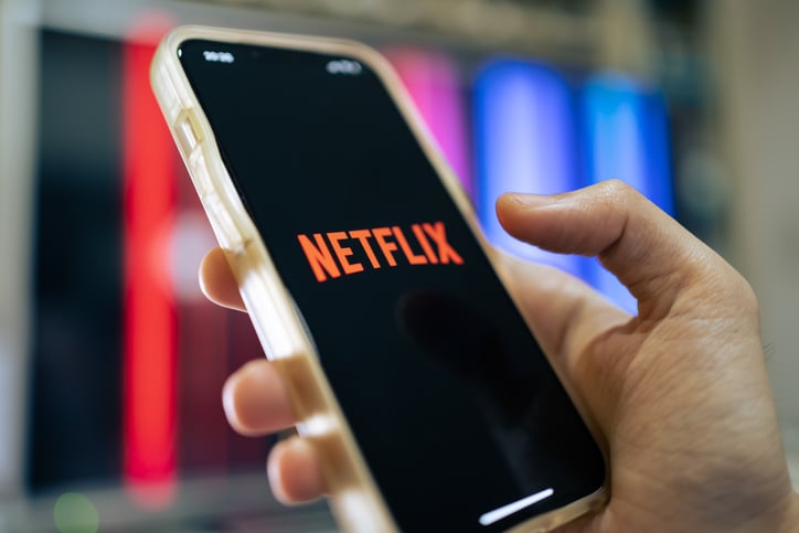 Une personne regarde Netflix sur son smartphone