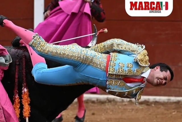 Le torero Emilio Macias en train de se faire encorner 