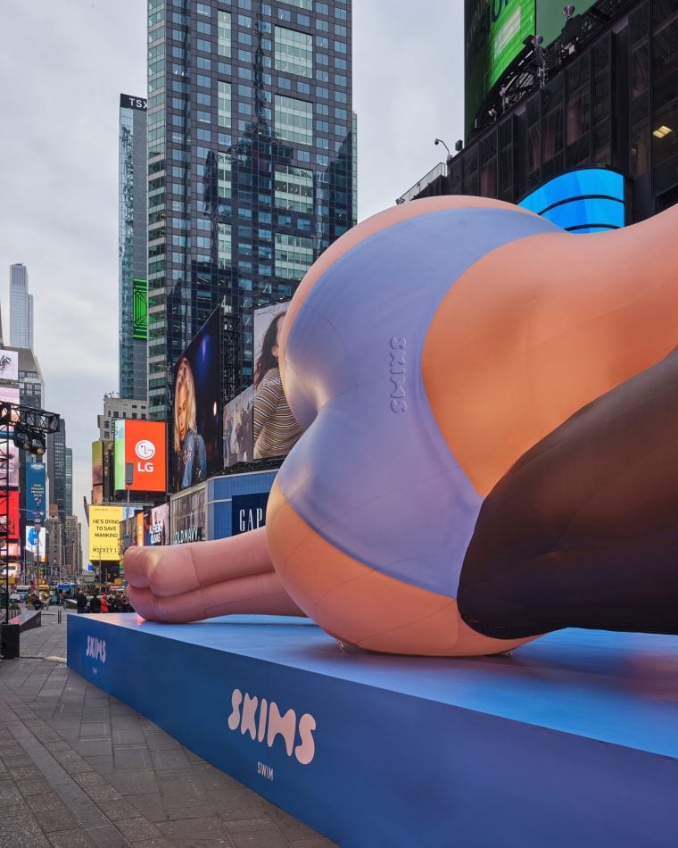 La poupée de Kim Kardashian à Times Square