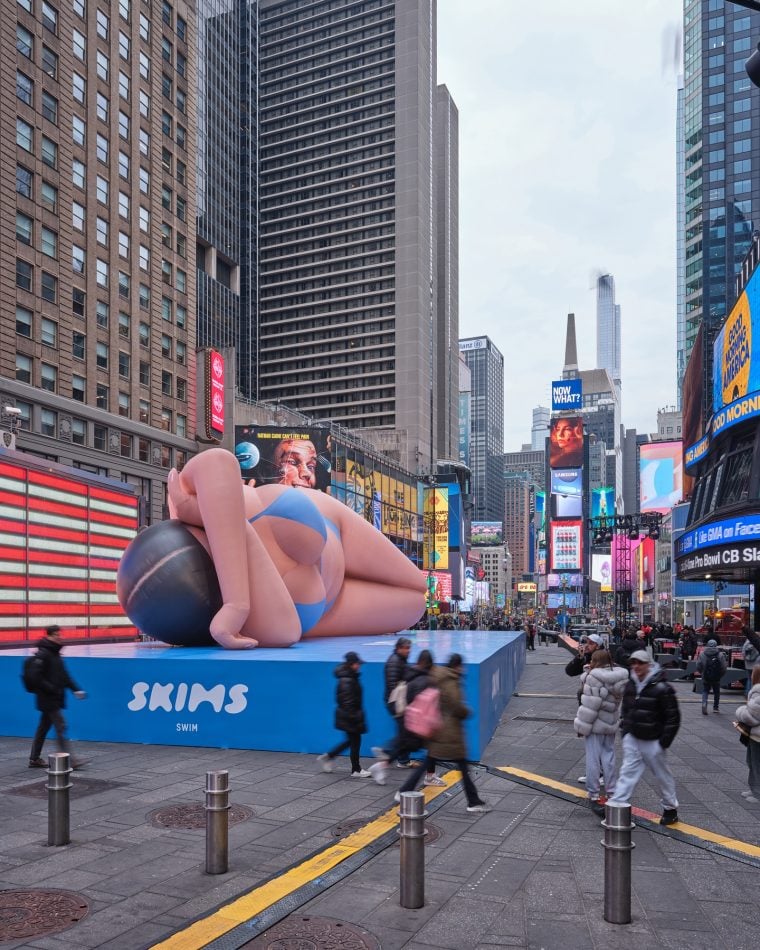 La poupée de Kim Kardashian à Times Square