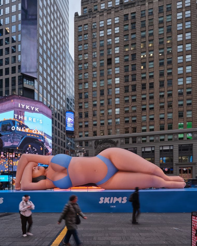 La poupée de Kim Kardashian à Times Square