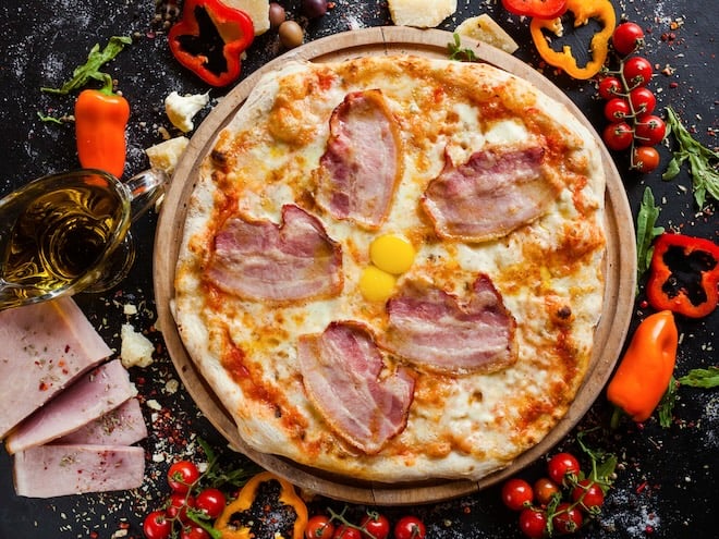 pizza au bacon avec un oeuf