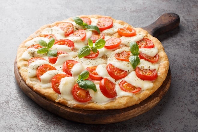 pizza aux tomates et fromage fondu