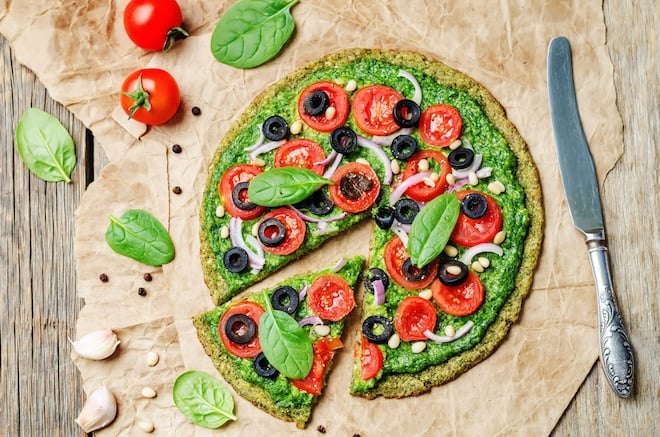 pizza verte à la courgette et tomate