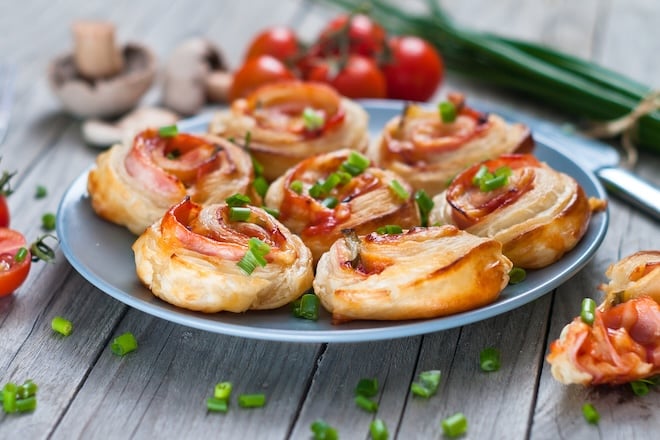 mini pizzas dans une assiette