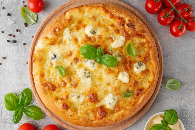 pizza aux 4 fromages et sauce tomate