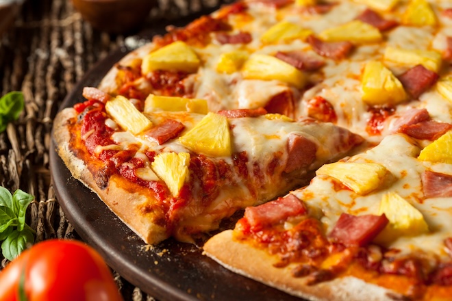 pizza hawaïenne à la tomate et ananas