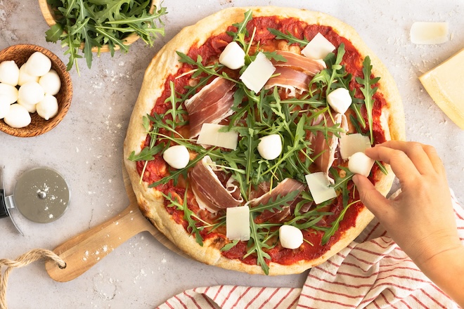 pizza sauce tomate, roquette, jambon et mozzarella