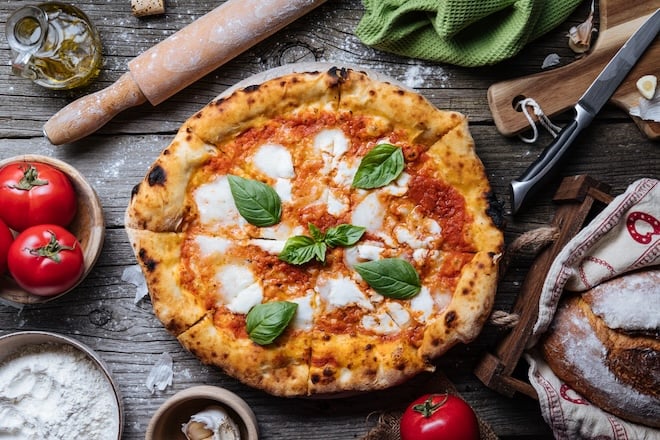 pizza margherita à la mozzarella, tomate et basilic