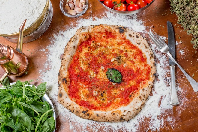 pizza à la sauce tomate et basilic