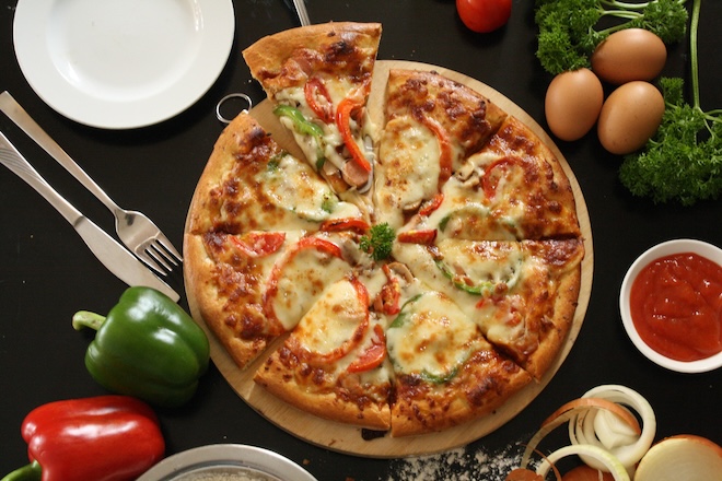 pizza sauce tomate, poulet et poivrons