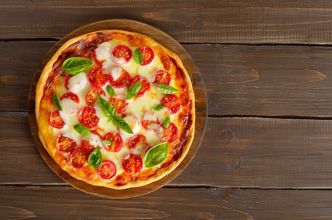 pizza aux tomates fromage et basilic