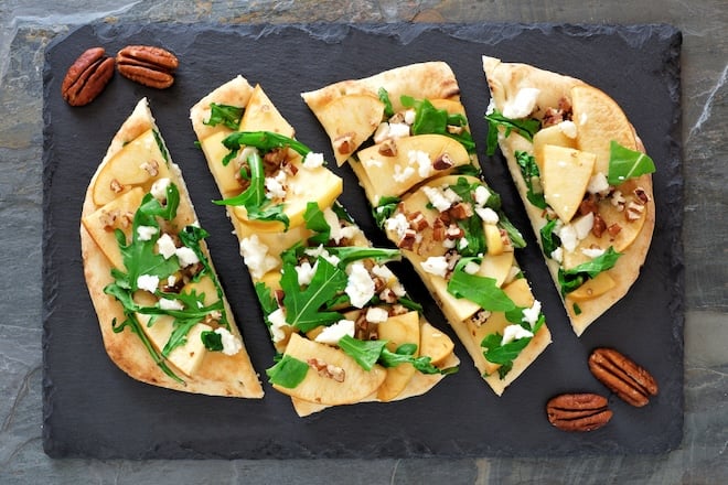 pizza aux pommes, camembert et roquette